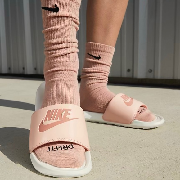 NIB Women Size 6 Nike Victori One Slides In Arctic Orange/Sail/Light Madder Root - Picture 5 of 12